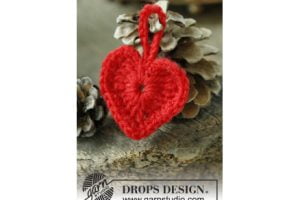 Heart of the Season by DROPS Design – Julehjerter Hækleopskrift 5 cm – – Heart of the Season by DROPS Design